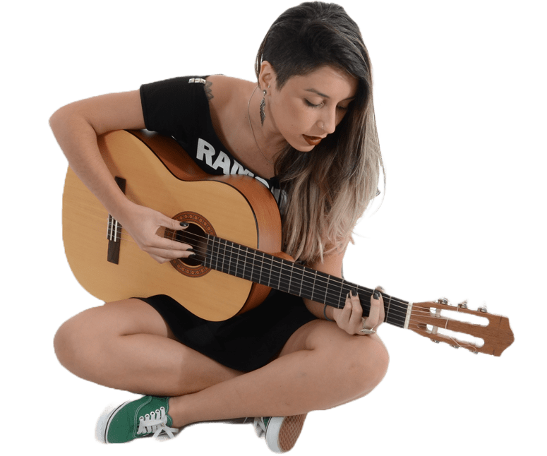 Frau mit Akustikgitarre